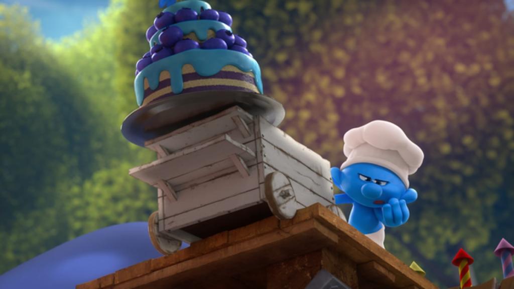 Koch steht mit grimmigem Blick mit einem hölzerner Servierwagen auf einem Dach. Eine große Blaubeertorte ist auf dem Wagen, der bereits mit den Rädern über der Dachkante in der Luft hängt. Die Torte droht hinunter zu fallen.