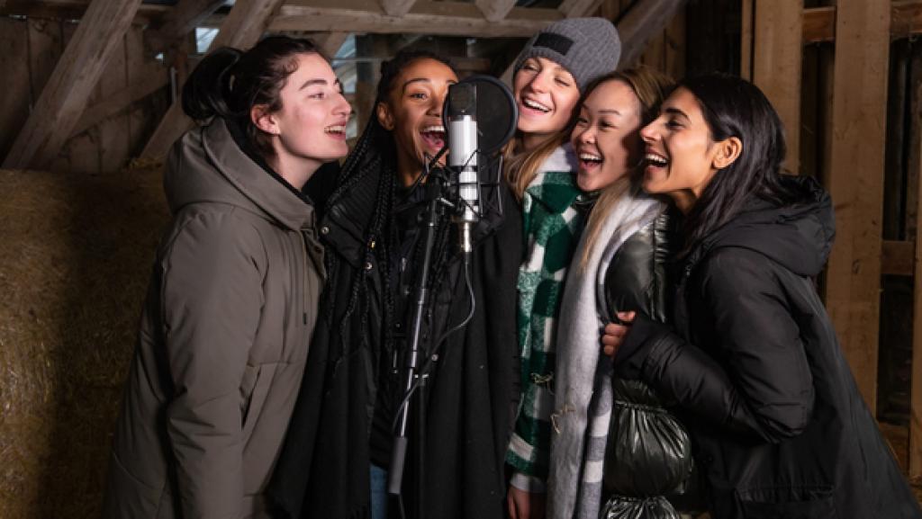 Rechte: ZDF/Guenter Plonczynski "Die WG - Freundschaft für immer" - bei ihrem gemeinsamen Wiedersehen elf Jahre nach der allerersten Mädchen-WG Staffel nehmen die fünf Freundinnen Janina, Feli, Alina, My und Hilla gemeinsam einen Freundschaftssong auf.