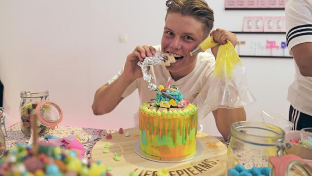 Folge 18 | Rechte: ZDF Jeppe beißt in Kuchendeko