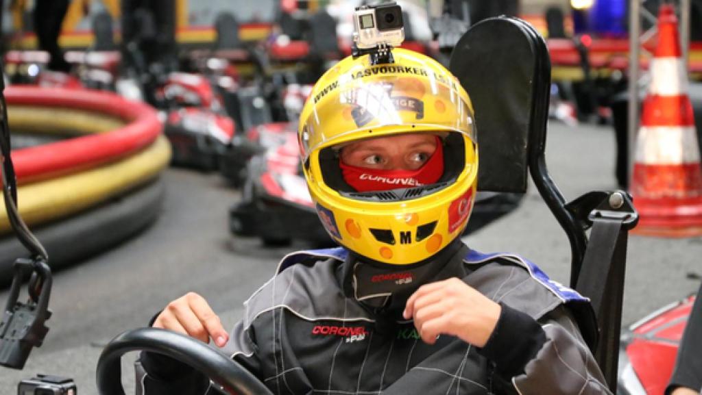 Folge 19 | Rechte: ZDF Jeppe mit Helm auf dem Kart