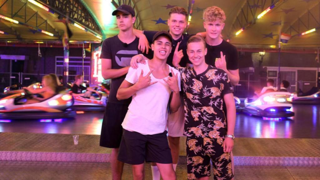Folge 16 | Rechte: ZDF Luke, Ruben, Jeppe, Alex und Mark stehen vor einem Autoscooter