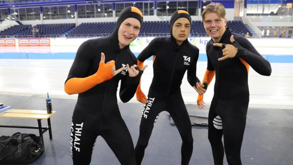 Folge 17 | Rechte: ZDF Mark, Ruben und Jeppe tragen enganliegende Anzügen, sie stehen vor einer Eisbahn