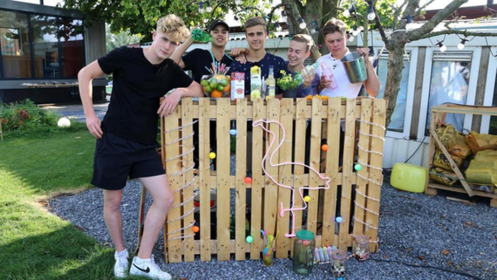 Folge 20 | Rechte: ZDF Mark, Ruben, Luke, Alex und Jeppe vor einer selbstgebauten Bar im Garten