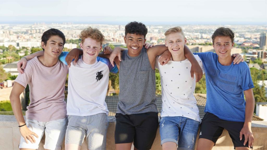 Rechte: ZDF/e+u tv Die Jungs-WG: Elternfrei in Barcelona mit Timur, Justus, Chinedu, Ole und Jamie über den Dächern von Barcelona (v.l.n.r.)