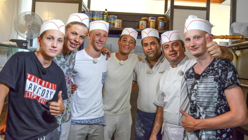 Folge 17 | Rechte: ZDF Die Jungs versuchen sich als Pizzabäcker