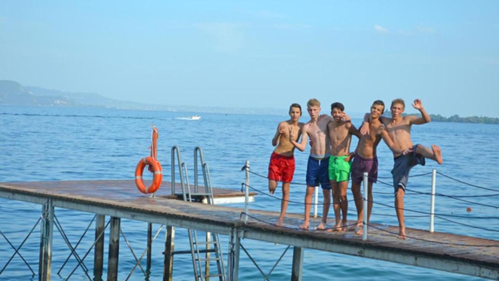 Folge 14 | Rechte: ZDF Die Jungs stehen auf dem Steg