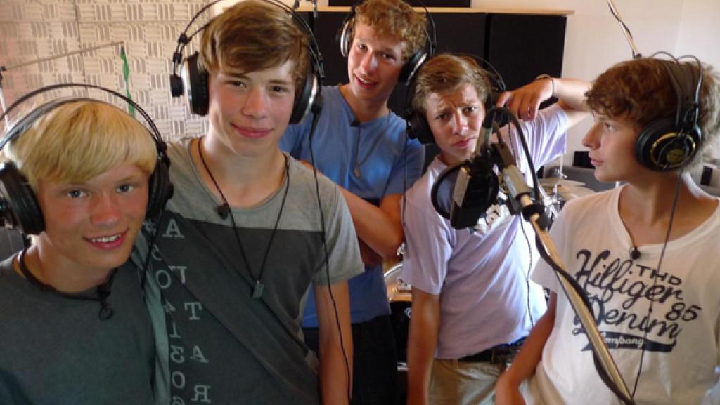 Jungs-WG Mallorca Folge 18 | Rechte: ZDF Die Jungs mit Kopfhörern im Tonstudio.