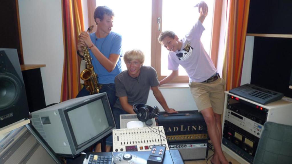 Jungs-WG Mallorca Folge 19 | Rechte: ZDF Johannes, Alex und Charlie im Tonstudio.