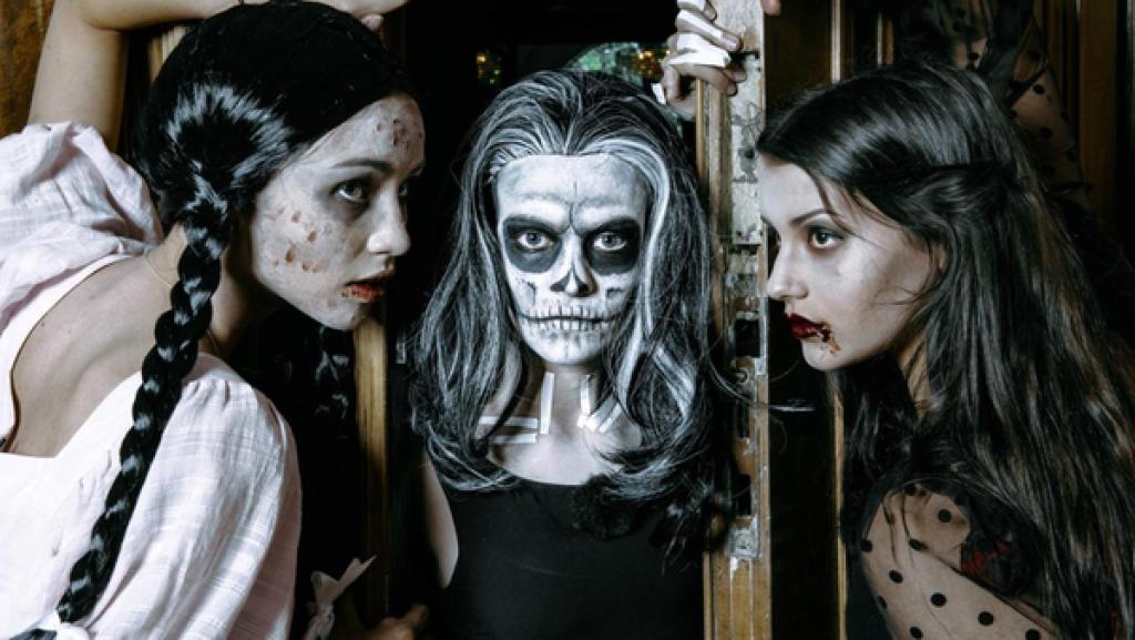 Folge 14 | Rechte: ZDF Toni, Alexa und Anna sind gruselig geschminkt