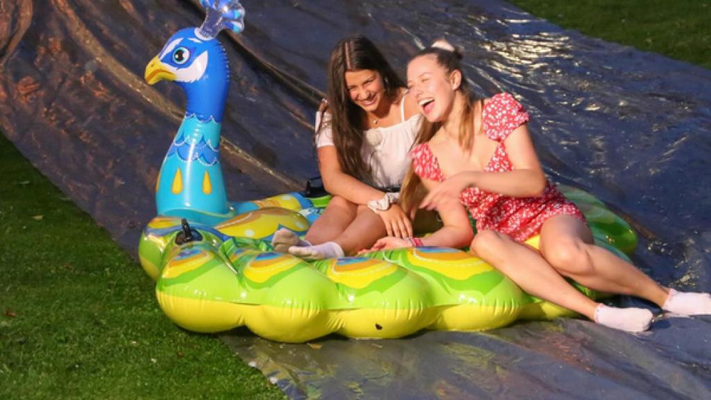 Folge 20 | Rechte: ZDF Anna und Luise auf der Wasserrutsche