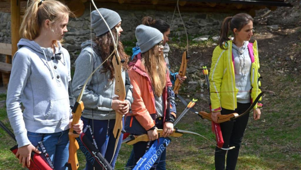 Folge 18 | Rechte: ZDF Die Mädels erhalten Anweisungen für das Bogenschießen