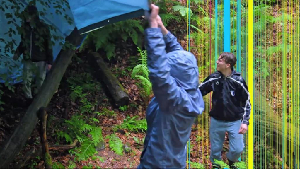Toni blickt ängstlich Richtung Wald