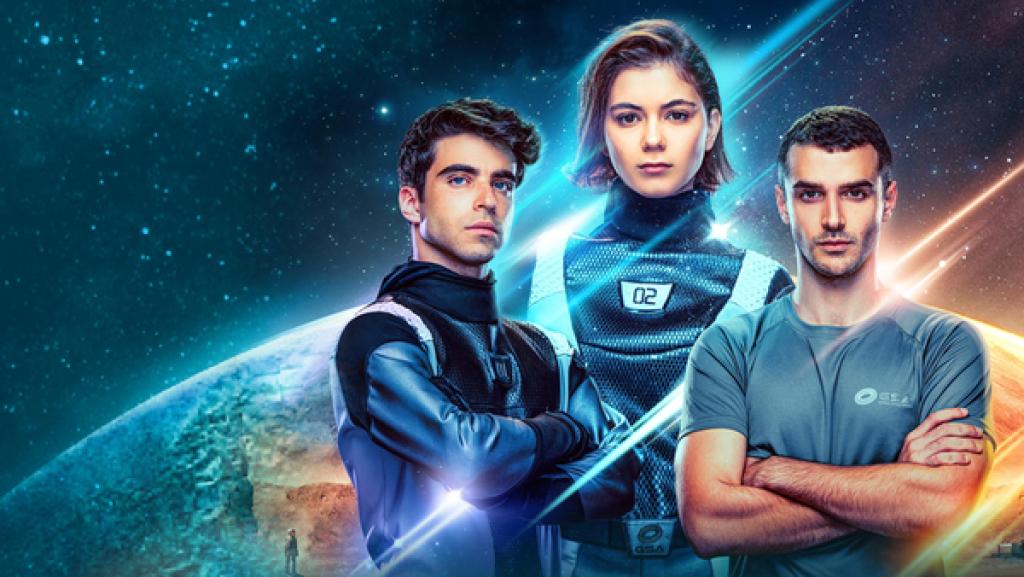 DreaMars | Rechte: NDR/Sklan&Ka Mittig Astronautin Emma, links ihr Teamkollege Eytan, rechts Tom, im Hintergrund das Weltall, sowie ein Planet der zum Teil die Erde, zum Teil den Mars darstellt.