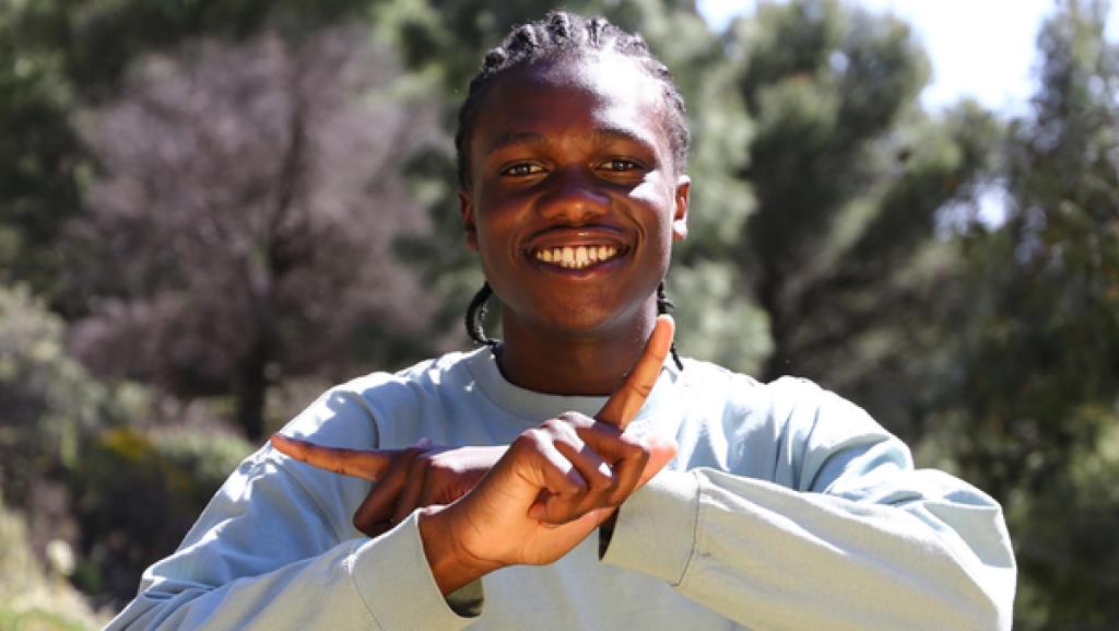 Isaak lächelt in die Kamera