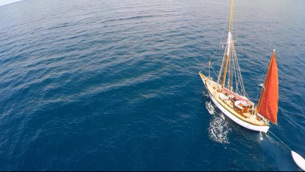 Vom Hafen geht es auf einem historischen Segelschiff zur Insel.