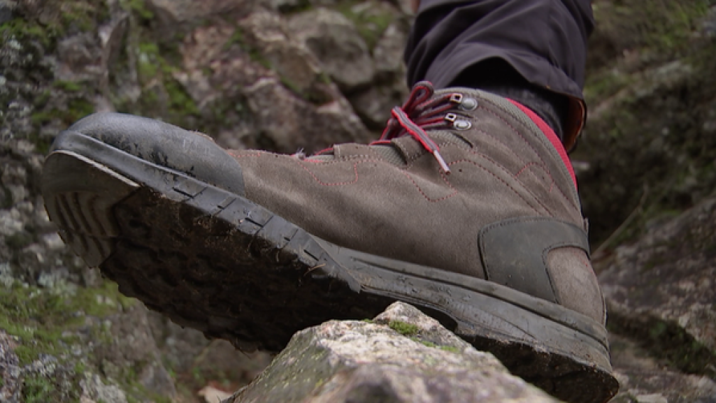 Die richtigen Wanderschuhe | Rechte: hr/E und TV Film- und Fernsehproduktion Köln Ein knöchelhoher Wanderschuh auf einem Stein
