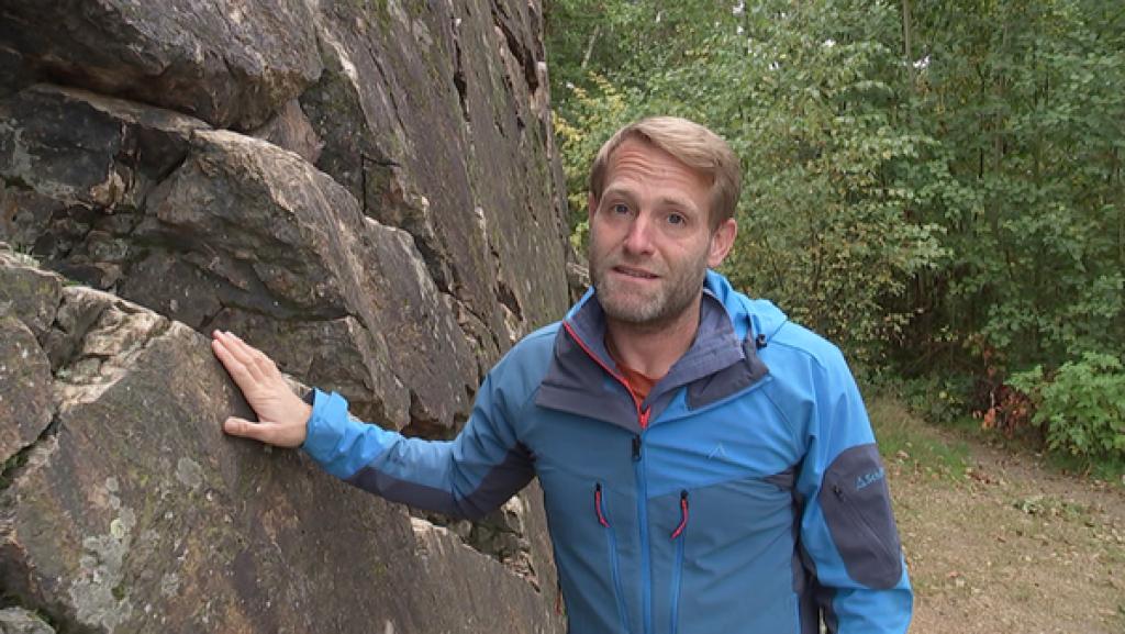 Wildnis-Coach Tobi am Fels