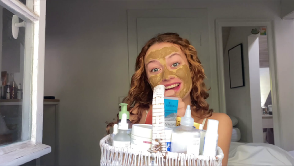 Abenteurerin Toni mit Schlammmaske im Gesicht