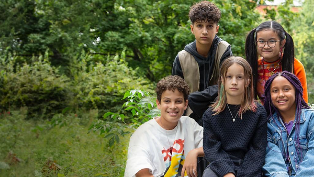 ECHT friends | Rechte: ZDF/ Studio Zentral Fünf Teenager, zwei Jungen und drei Mädchen sitzen im Grünen.