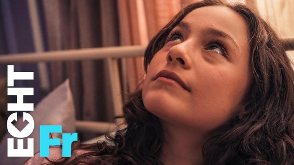 Leyla schaut nachdenklich nach oben