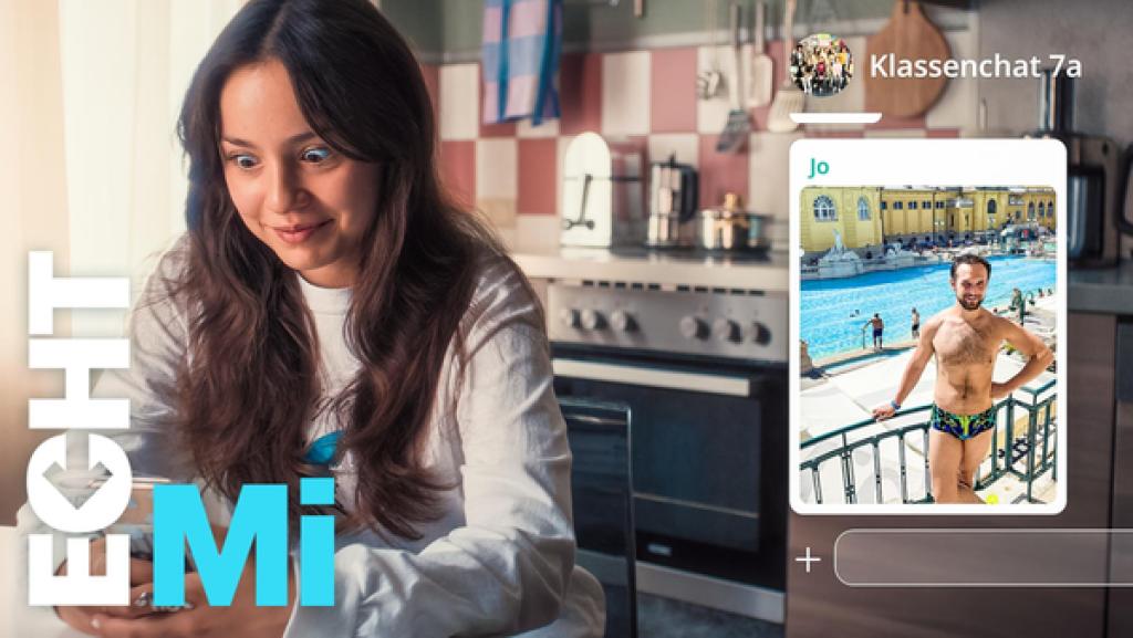 Leyla schaut sich das Meme von Herrn Schuhmann an