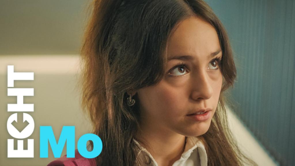 Leyla sieht nach oben.