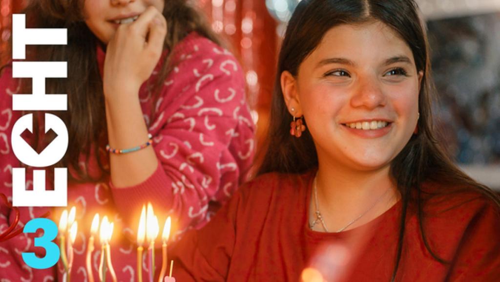 Zerda pustet die Kerzen auf ihrer Geburtstagstorte aus