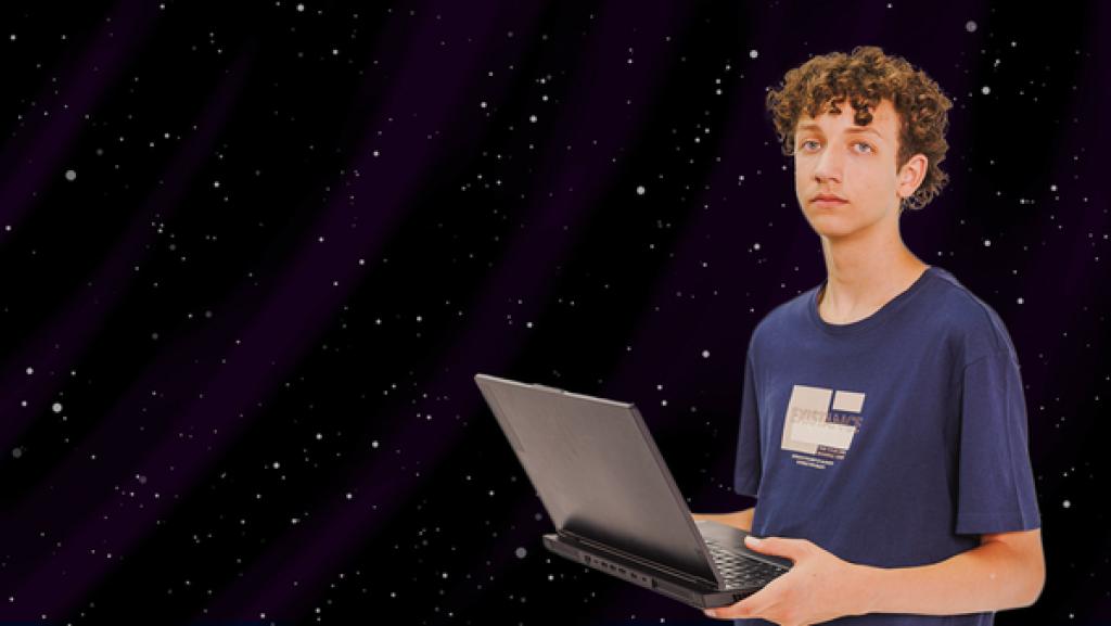Edvard | Rechte: KiKA/SWR braungelockter Junge hält Laptop in der Hand und schaut verträumt in die Ferne