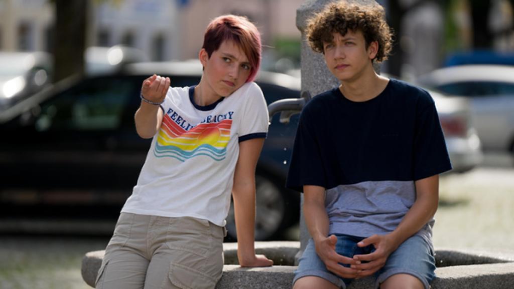 Zwei Jungendliche deuten auf etwas.