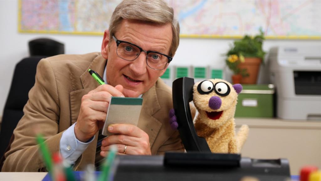 Jan und Kommissar (Michael Kessler) ermitteln am Telefon.