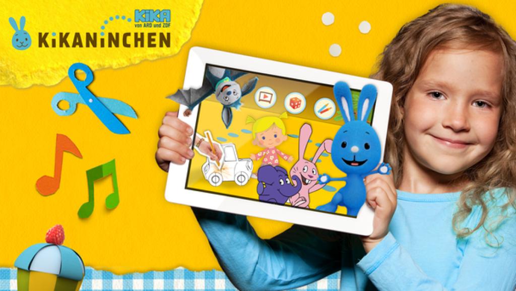 Ein Mädchen hält ein Tablett in den Händen, auf welchem man die Startseite von kikaninchen.de mit verschiedenen Figuren der Vorschulformate sieht.