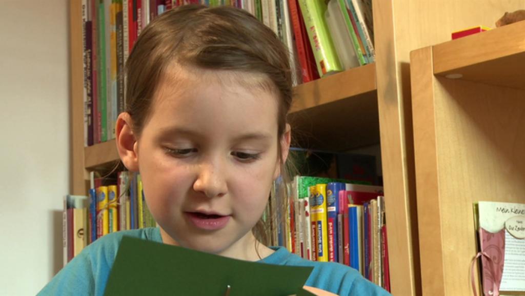 Valeria schneidet die Teile für ihren Computer aus.