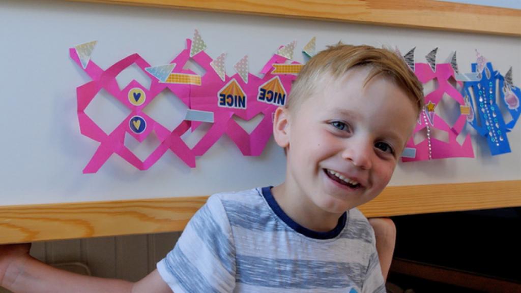 Ben vor seiner Girlande.