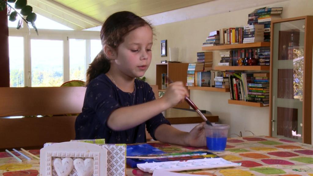 Anina malt mit Wasserfarben.