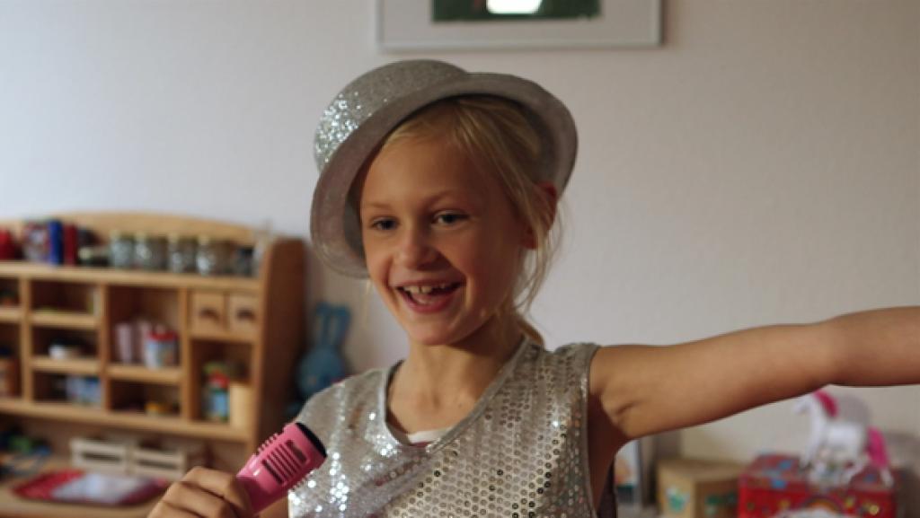 Die Zirkusdirektion eröffnet die Vorstellungen.