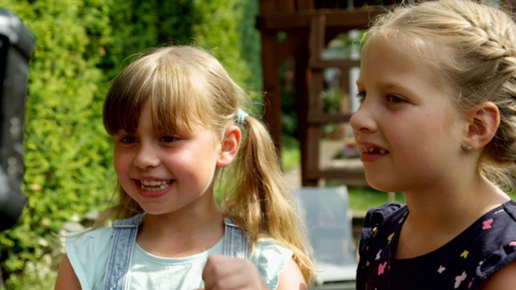 Cleo und Emmi schauen sich eine Zeitlupe an.