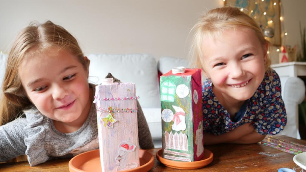 Jeanne und Léonie mit ihren Räucherhäuschen