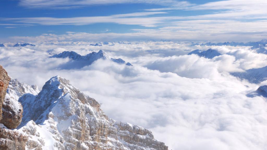 Schneebedeckte Felsen, eingehüllt von Wolken.