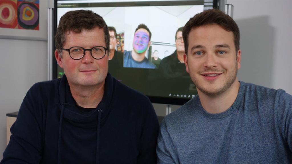 Felix mit Professor Marc Stamminger (re.). Prof. Stamminger hat ein Programm mitentwickelt, mit dem man Gesichter verändern kann.