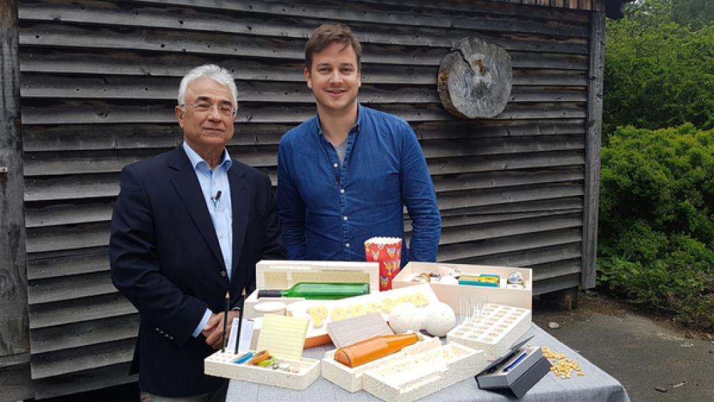Alireza Karazipours stellt mit seinem Team jede praktische Dinge her. Aus Popcorn! Und Felix darf auch mit anfassen und baut sich einen Popcornhocker.