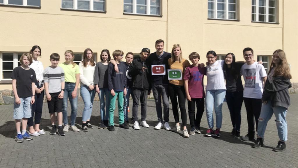 Gut oder schlecht? Ist das nicht zu einfach? Felix experimentiert mit Schülern, ob Computer Fairness lernen können.