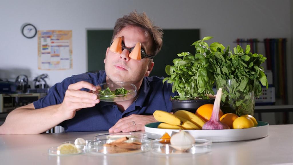 Felix testet verschiedene Gerüche.