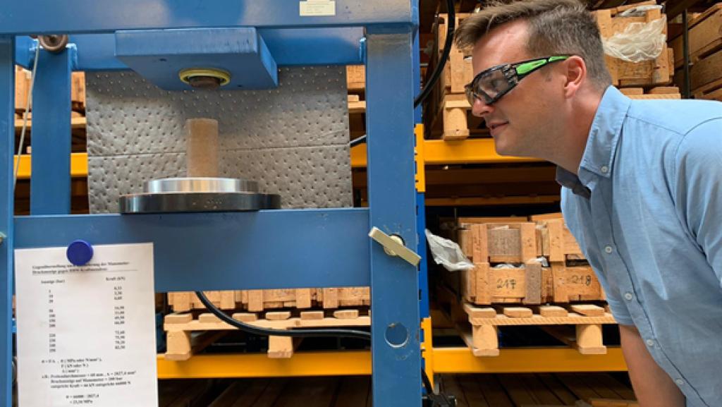 Für Atommüll braucht der Mensch neue, sichere Endlager. Felix testet Gesteine auf ihre Eigenschaften als gute "Atommülleimer".