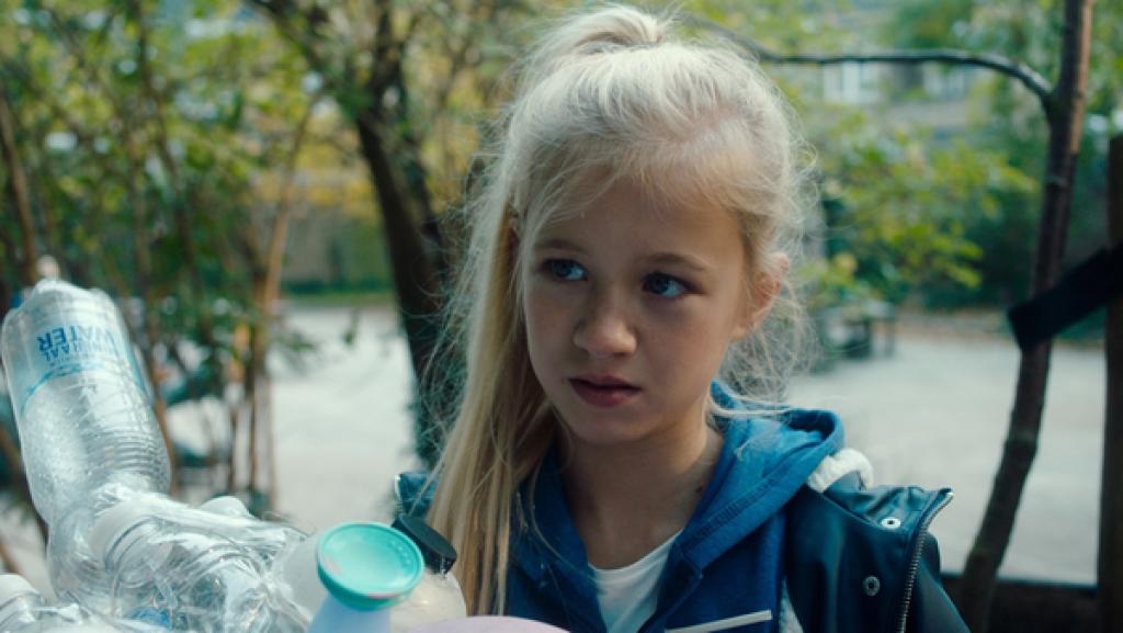 Engel (Liz Vergeer) ist aufgeregt. Sie muss vor der Klasse einen Vortrag halten.