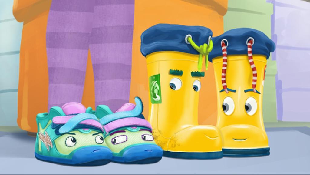 Ein Paar Turnschuhe stehen neben einem Paar gelber Gummistifel auf dem Boden. Beide Schuhpaare schauen sich interessiert an.