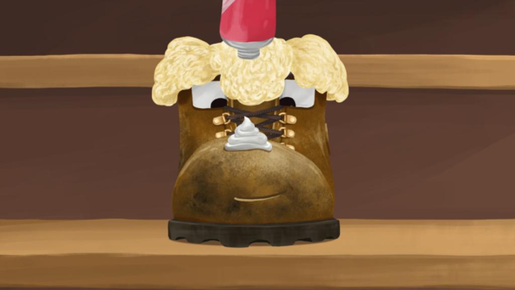 Der braune Winterstiefel Jätää steht auf einem Treppenabsatz und hat einen Klex Schuhcreme auf seiner Schuhspitze. Er schaut freudig darauf.