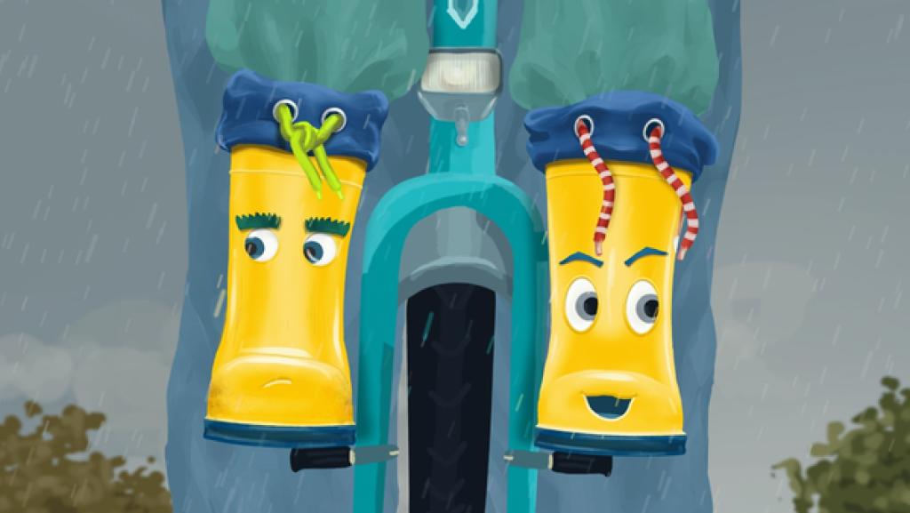 Die Gummistiefel Torf und Buddel stehen auf den Fußstützen eines Fahrrads. Torf wirkt unzufrieden, Buddel lächelt freudig.