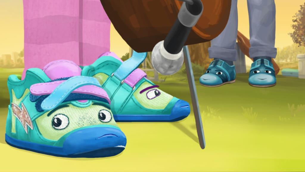 Die Turnschuhe Wetz (erster von links) und Dalli (zweiter von links) stehen hinter einem Cello und einem Mikrofon. Zwei Lederschuhe (rechts) blicken ihnen zuversichtlich zu.