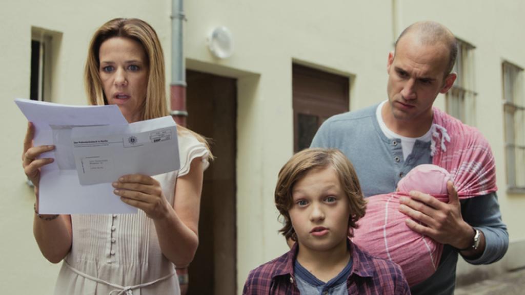 Rechte: SR/ProSaar/Andrea Hansen Luis (Lui Eckard) war acht Jahre lang der Mittelpunkt im Leben seiner Eltern (Alexandra Neldel und Moritz Gaa). Doch dann kam das kleine Geschwisterchen und im Nu macht es ihm seinen Platz streitig. Doch so schnell gibt Luis nicht auf, er will seine Eltern zurück!