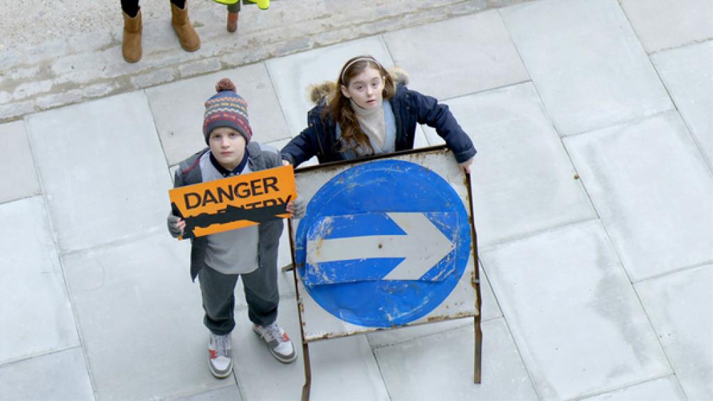 Die elfjährige Guin ist gerade erst in den Wohnblock gezogen. Gar nicht so leicht für sie, von den anderen Kindern akzeptiert zu werden.